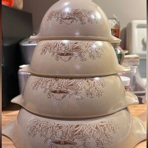 Pyrex mushroom bowl set